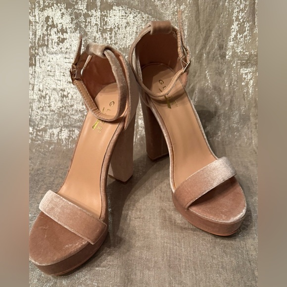 EXCELLENT Like New 𝑮𝑳𝑨𝒁𝑬 𝑃𝑒𝑒𝑝𝑡𝑜𝑒 𝐵𝑙𝑜𝑐𝑘 𝐻𝑒𝑒𝑙𝑠 - Picture 5 of 10